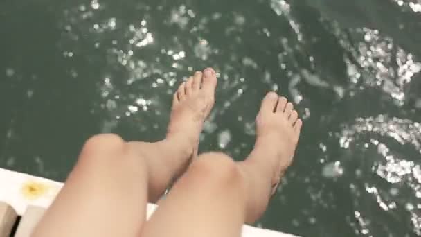 桟橋に座っている孤独な少女 — ストック動画
