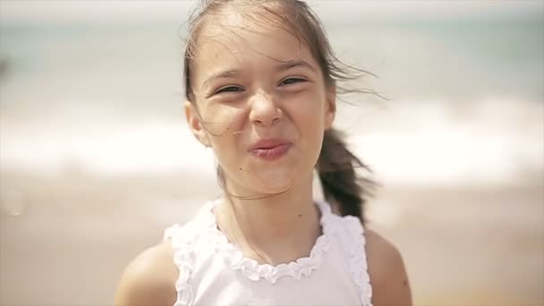 Šťastné dítě na moři. Zpomalený pohyb — Stock video