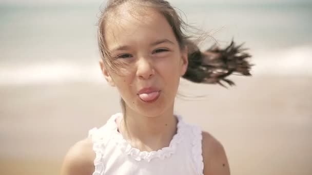 Ευτυχισμένο παιδί στη θάλασσα — Αρχείο Βίντεο