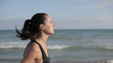 Güzel gün batımında sahilde tek başına çalışan kadın