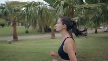 Fitness koşucu tropikal park fitness egzersiz jogging koşma