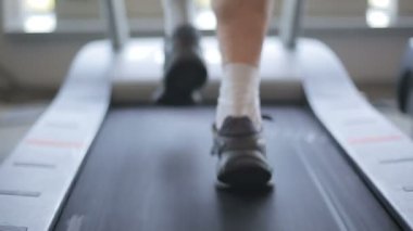 Bir koşu bandı üzerinde çalışan adam. Atış kapatın