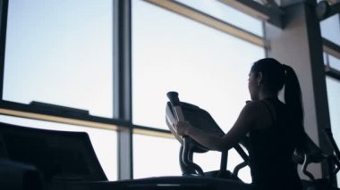 Xtrainer makinede egzersiz jimnastik salonu çekici genç kadın silüeti
