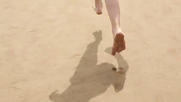 Niño feliz corriendo por la playa — Vídeos de Stock