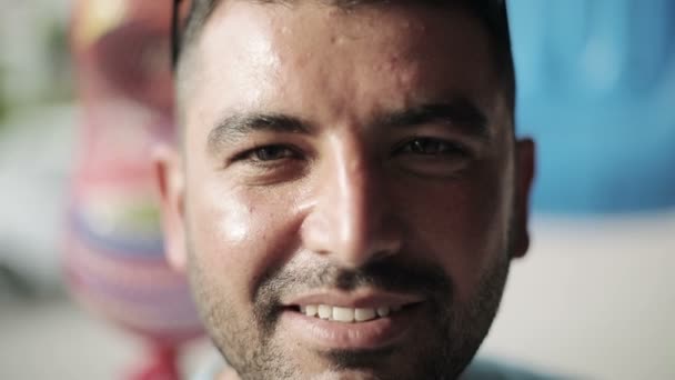 Portret van de Turkse man van de verkoper op de markt — Stockvideo