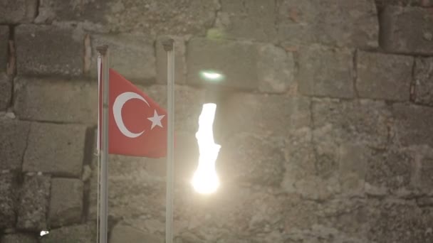 Bandera turca sobre un fondo de pared de piedra al atardecer — Vídeos de Stock