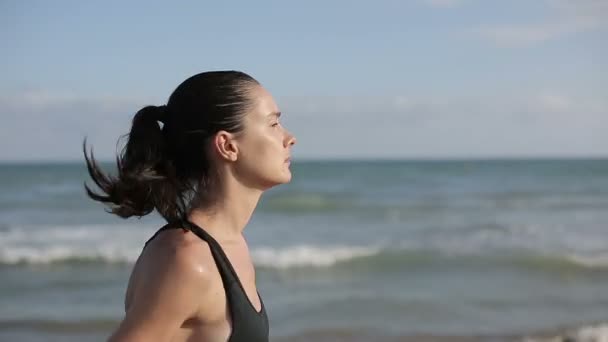 Vrouw draait alleen op de prachtige zonsondergang op het strand — Stockvideo