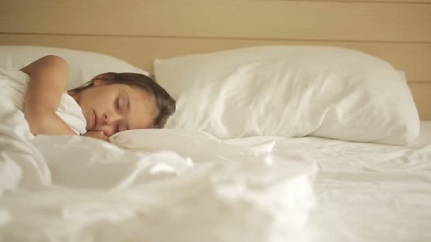Sevimli küçük kız yatakta uyuyor. Sağdan sola ateş dolly — Stok video