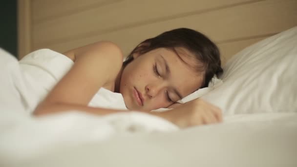 Adorable petite fille dormant dans un lit. Gros plan — Video