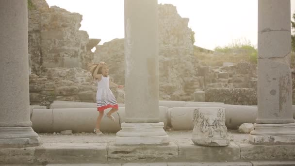 Il bambino salta sulle rovine in pietra dell'epoca romana — Video Stock