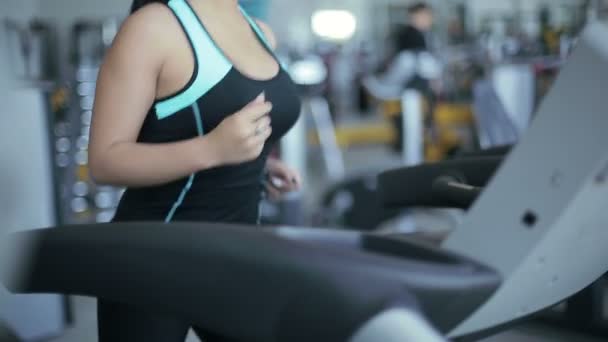 Attractive asian girl running on the treadmill in the gym — Stock Video