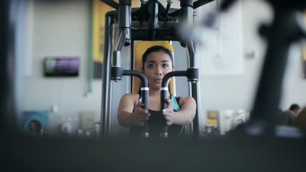 Joven atractivo asiático mujer en el gimnasio — Vídeo de stock