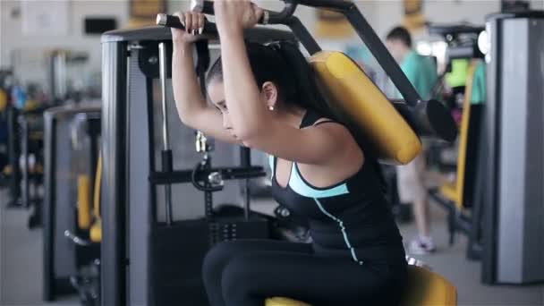 Wanita muda Asia menarik di gym — Stok Video