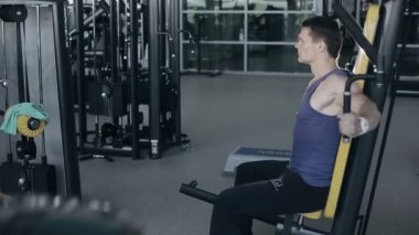 Göğüs kasları için spor salonunda egzersiz egzersiz yaparken kas vücut geliştirmeci.