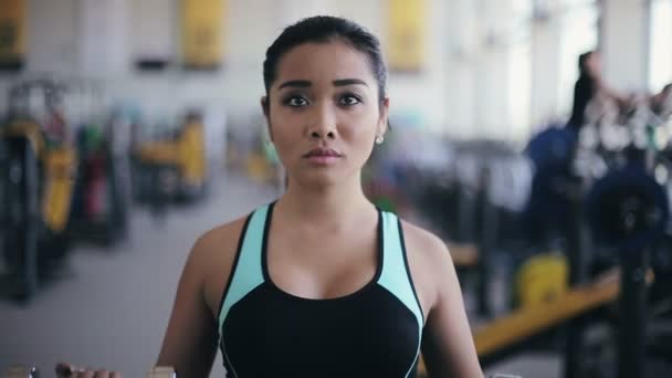 Unga attraktiva asiatisk tjej gör övning med hantlar — Stockvideo