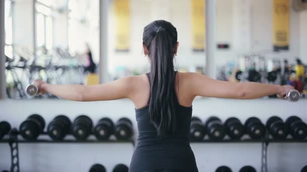 Junge attraktive asiatische Mädchen machen Übung mit Hanteln — Stockvideo