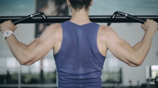 Närbild på manliga kroppsbyggare dra upp i ett gym — Stockvideo