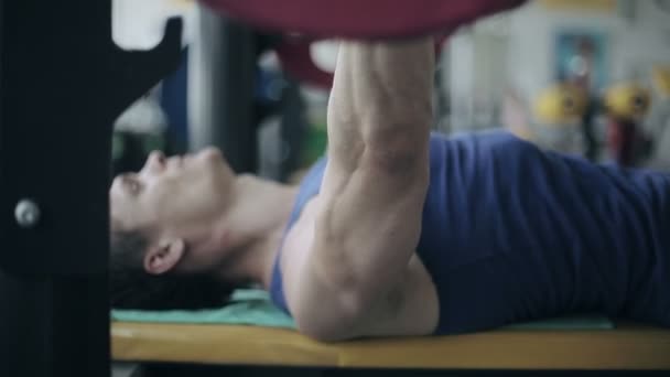 El hombre muscular levanta pesas. Perfil de disparo — Vídeos de Stock
