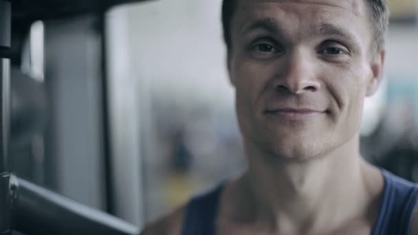 Portréja egy férfi edzője az edzőteremben. Közelről — Stock videók