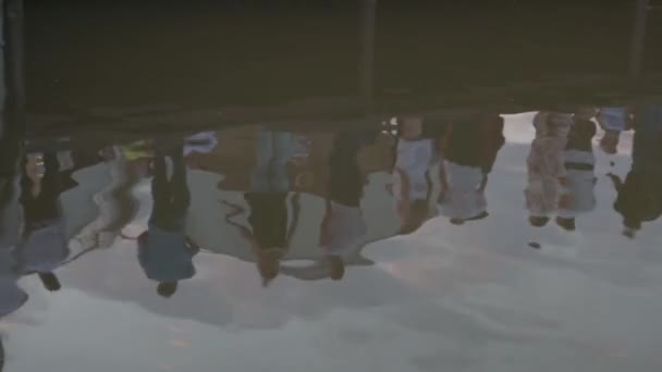 Pessoas Dançando Uma Ponte Madeira Refletindo Sombras Água — Vídeo de Stock