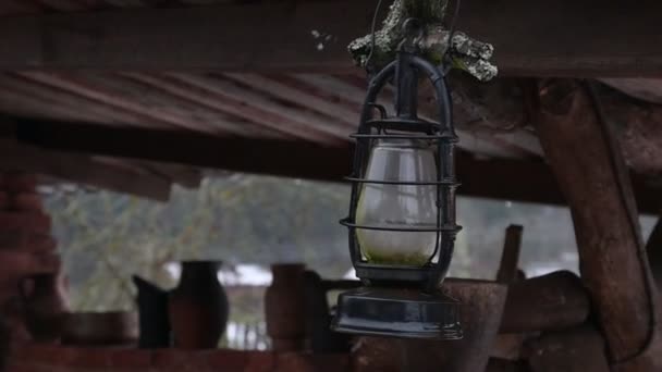 雨の中で古いレトロなランプ — ストック動画