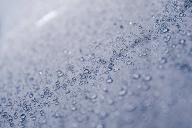 Kumaş yüzeyindeki temiz su damlacıklarının çapraz keskinliği