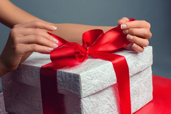 Frauenhände halten Geschenk — Stockfoto