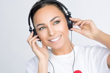 Kulaklık takan kadın.