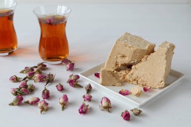 Gül çiçekli iki insan için fıstık helvası ve çay.