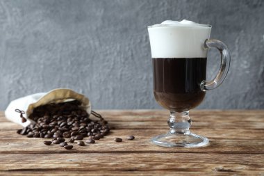 Torbada kahve çekirdekleri olan bir bardak İrlanda kahvesi