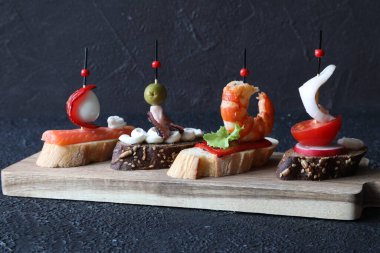 Deniz mahsullü geleneksel İspanyol tapas sandviçleri. Ahtapot, kalamar, somon, bıldırcın yumurtası, turp, yeşil salata ve biber.