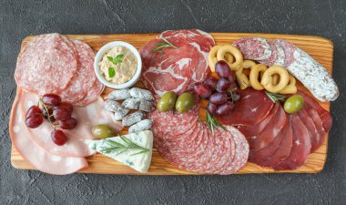 İtalyan ürünleri ile et ve peynir kurulu - prosciutto, mortadella, felino, bresaola, gorgonzola, parmesan, pate, yeşil zeytin ve biberiye
