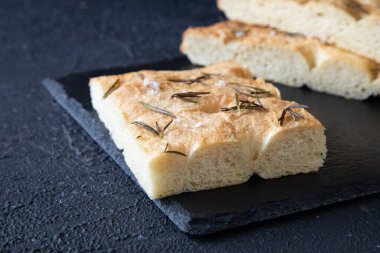 Lezzetli Focaccia - İtalyan ekmeği - un, zeytin yağı, su, maya, Fleur de Sel, şeker, biberiye içeren geleneksel bir tarife göre
