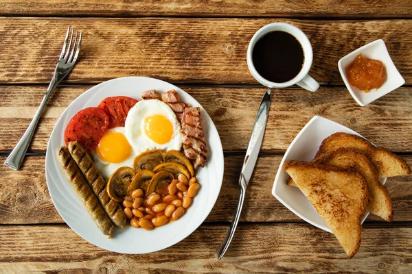 Традиционный Английский Завтрак Состоящий Сосисок Помидоров Яиц Бекона Грибов Белых — стоковое фото
