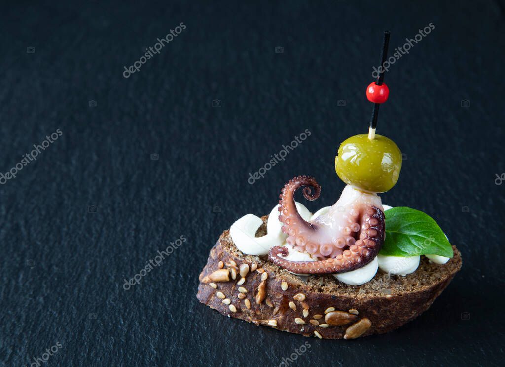 Tapas tradicionales españolas creativas Cthulhu que consiste en pulpo