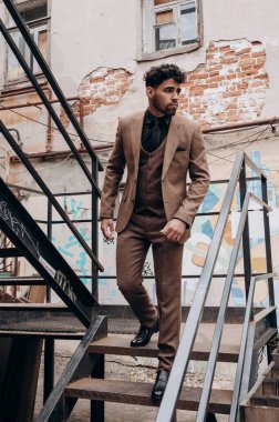 Koyu tenli bir adamın takım elbisesi, smokin, üç parçalı takım elbise.