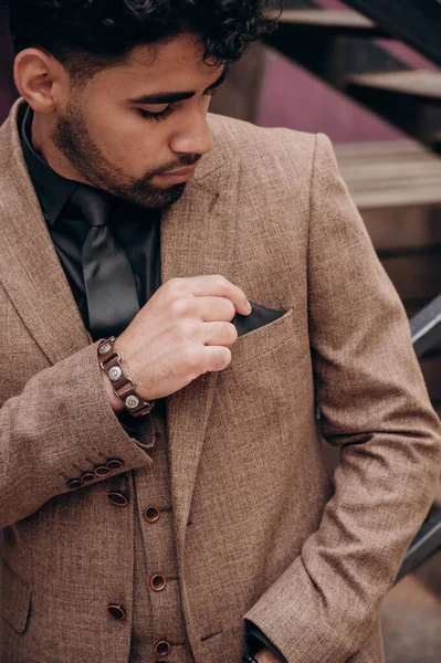 Abito Lavoro Uomo Dalla Pelle Scura Smoking Completo Tre Pezzi — Foto Stock