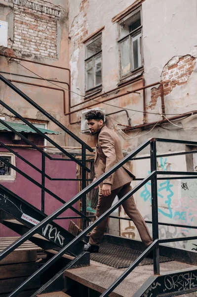 Abito Lavoro Uomo Dalla Pelle Scura Smoking Completo Tre Pezzi — Foto Stock