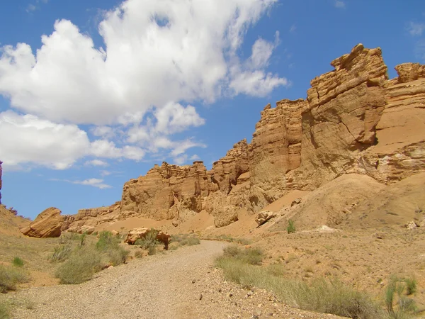 Mavi gökyüzü ve bulutlar ile çöl Kanyon yolda