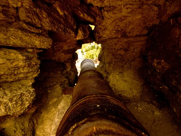 Eski kale duvarı eski silah