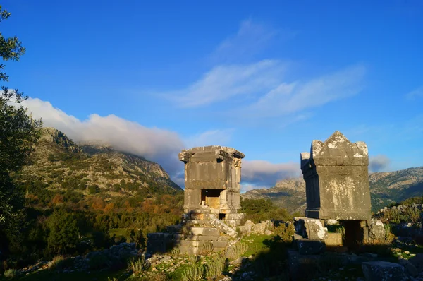 İki kırık mezarları