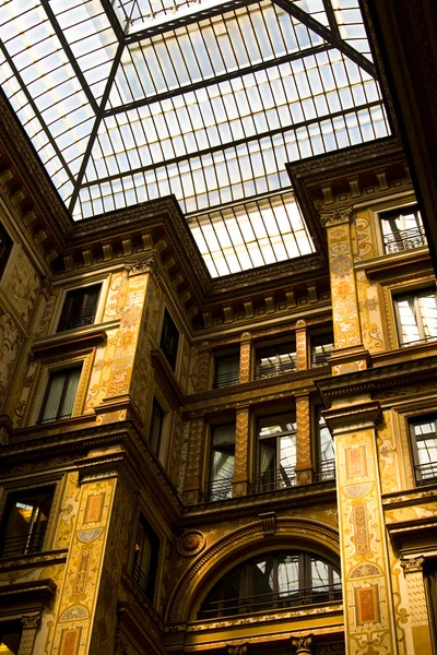 Cam tarafından yapılan çatı