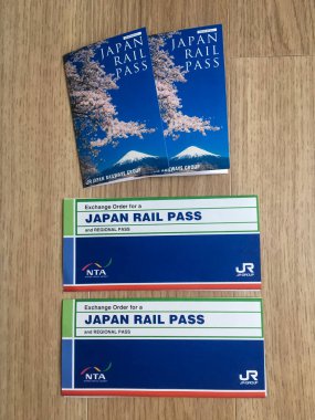 TOKYO, JAPONYAN - 3 Nisan 2018: JR biletleri Japonya Demiryolu Geçidi. Japon yüksek hızlı Shinkansen trenleri her zaman uygun zamanda mevcuttur..