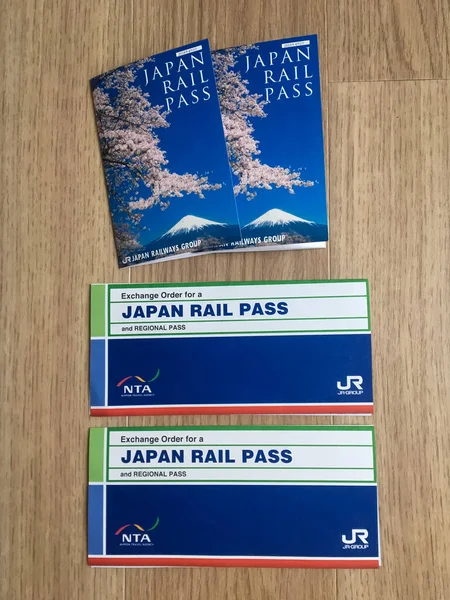 TOKYO, JAPONYAN - 3 Nisan 2018: JR biletleri Japonya Demiryolu Geçidi. Japon yüksek hızlı Shinkansen trenleri her zaman uygun zamanda mevcuttur..