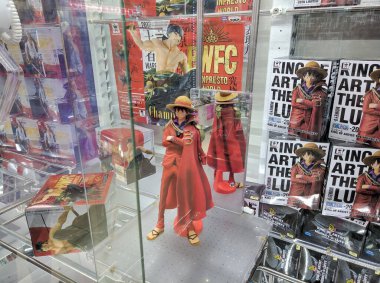 TOKYO, JAPONYAN - 3 Nisan 2018: bir oyuncakçıda satılık Japon korsan heykeli. Model: Sanatçı maymunun bir parçası 20. Limited Ver.