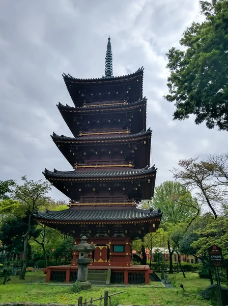 東京都 エイプリル社2018年3月 緑豊かな森の真ん中に大きな日本の塔が立っています 屋根が5つある美しい高寺 — ストック写真