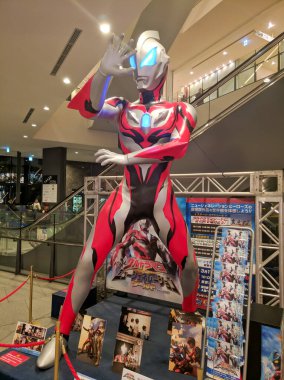 TOKYO, JAPONYAN - 3 NİSAN 2018: Japon animesindeki büyük boy Ultraman. Bir Tokyo alışveriş merkezinde ana karakterin oynadığı bir kurgu..