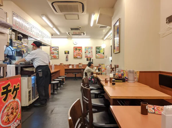 エイプリル社2018年3月 日本のカフェの雰囲気 テーブルや椅子はとても近く 人々は食事やコミュニケーションをとります — ストック写真