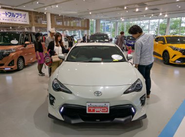 TOKYO, JAPONYA - 3 Nisan 2018: Odaiba Adası, Tokyo 'daki Toyota Mega Web Sergi Merkezi. Ziyaretçilere Toyota arabalarının yeni modelleri sunuluyor.