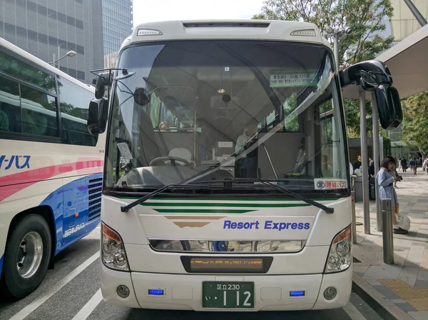 エイプリル社2018年3月 日本のバスが東京駅から出発するのを待っています 観光客はバスに座って旅行を待ちます — ストック写真